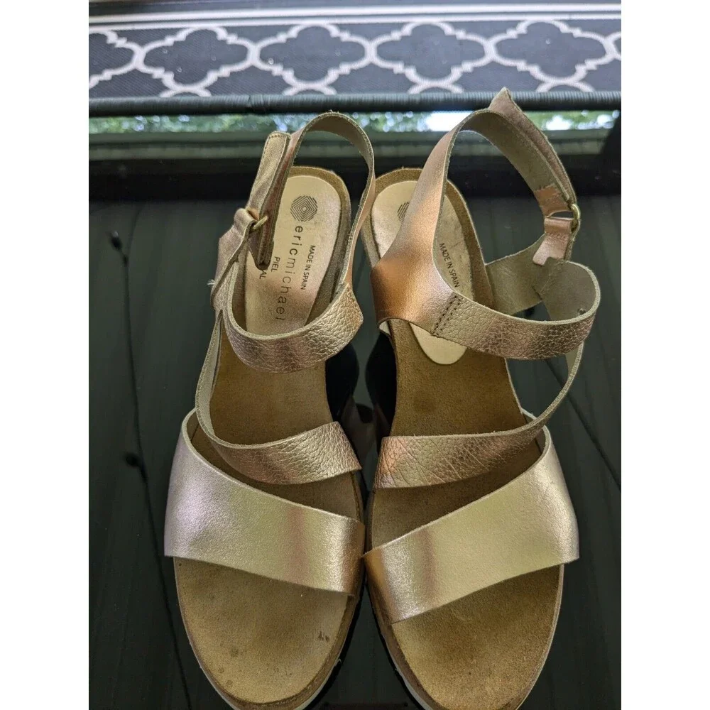 Eric Michael Sandal Womens Sz 8 Rose Gold Leather Wedge Heel AnkleStrap Metallic